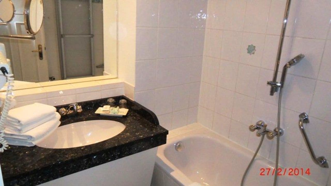 Bad mit Dusche in der Wanne Hotel Residenz Waldkrone Kühlungsborn