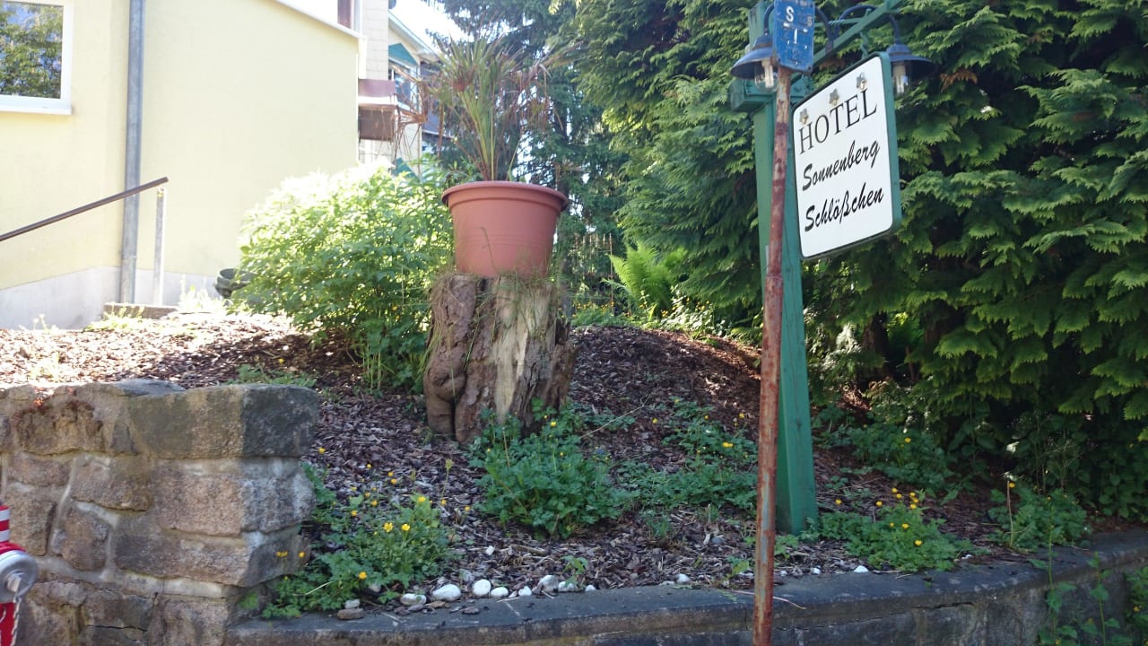 Blickrichtung Garten Hotel Sonnenberg Schloesschen