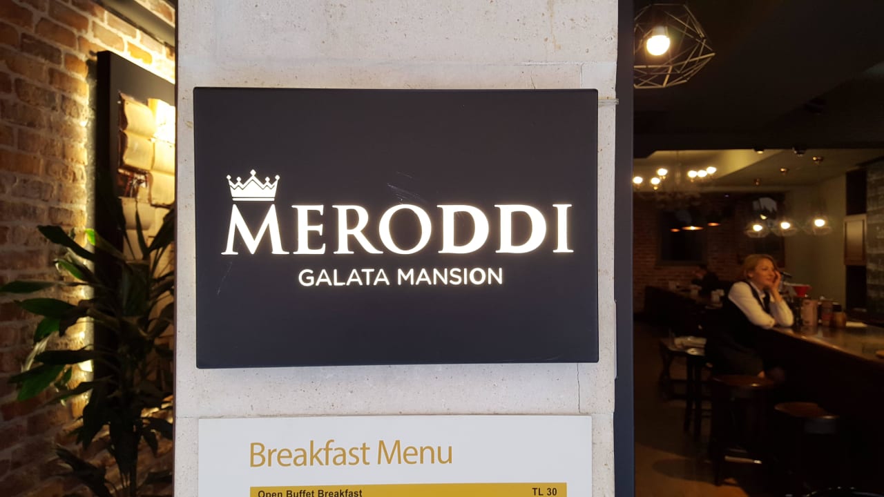 Eingang zu Cafe und Hotel Meroddi Galata Mansion