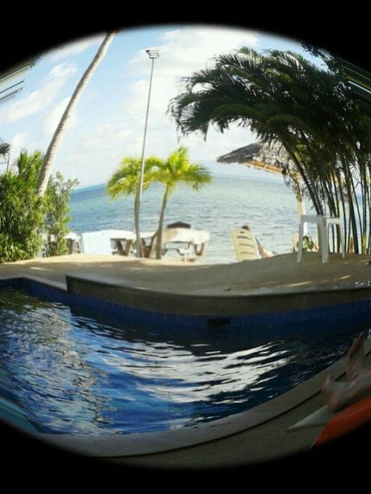 Blick vom Pool auf's Meer Milky Bay Resort