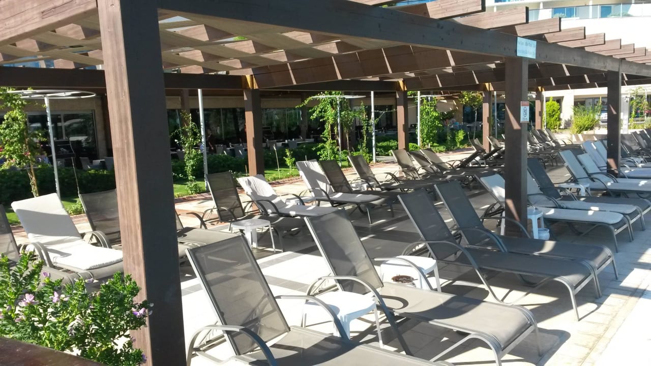 Liegestühle am Hauptpool Venosa Beach Resort & Spa