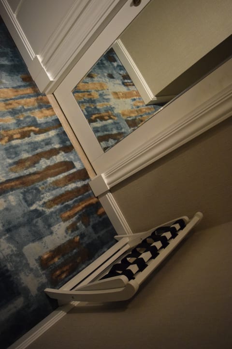 Die Tür mit Spiegel führt ins Badezimmer Berjer Boutique Hotel & Spa