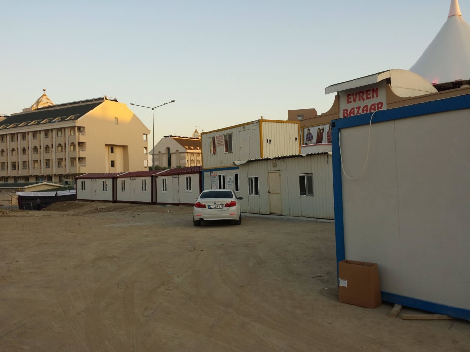 Die ersten Baucontainer Well Palace Side