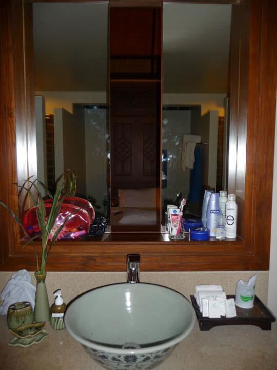 Bad mit aufschiebbarem Spiegel Blick ins Zimmer The Fair House Beach Resort