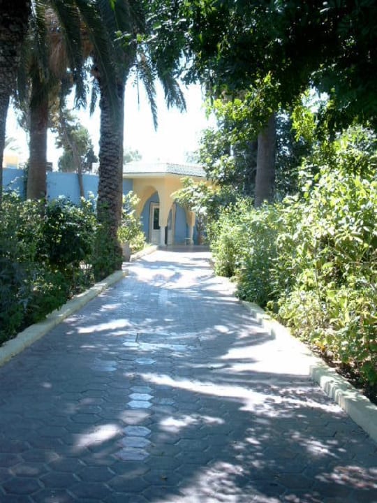 Weg zwischen Eingangsportal und Haupthaus Samira Club