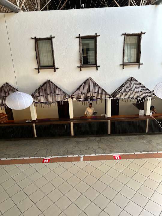 Lobby Bahari Beach Hotel