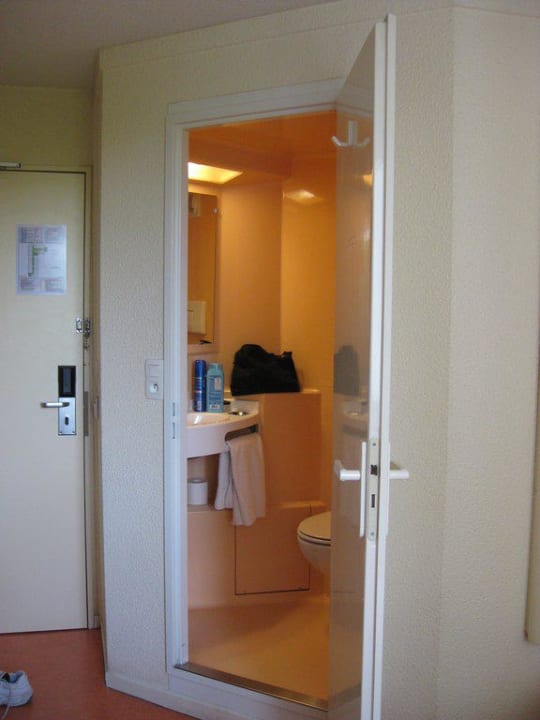 Badezimmer und Flur Hotel Première Classe Roissy Parc des Expositions