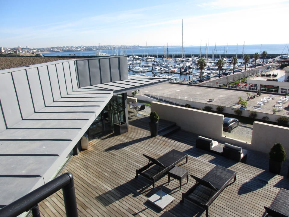Liegen neben dem Schwimmbad Pestana Cidadela Cascais - Pousada & Art District