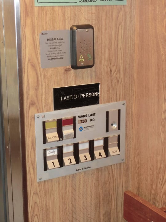 Fahrstuhl mit Wippschaltern - letztes Jahrtausend! Laerdal Ferienpark