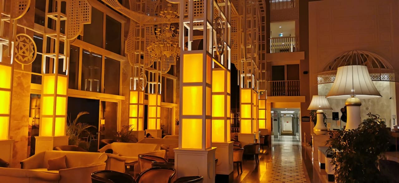 Lobby Well Palace Side