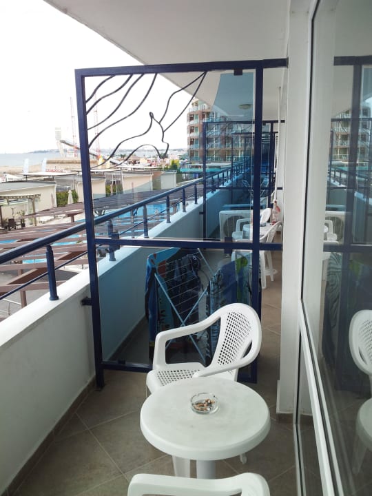 Balkon (Man kann jeden Nachbar sehen!) Hotel Glarus Beach