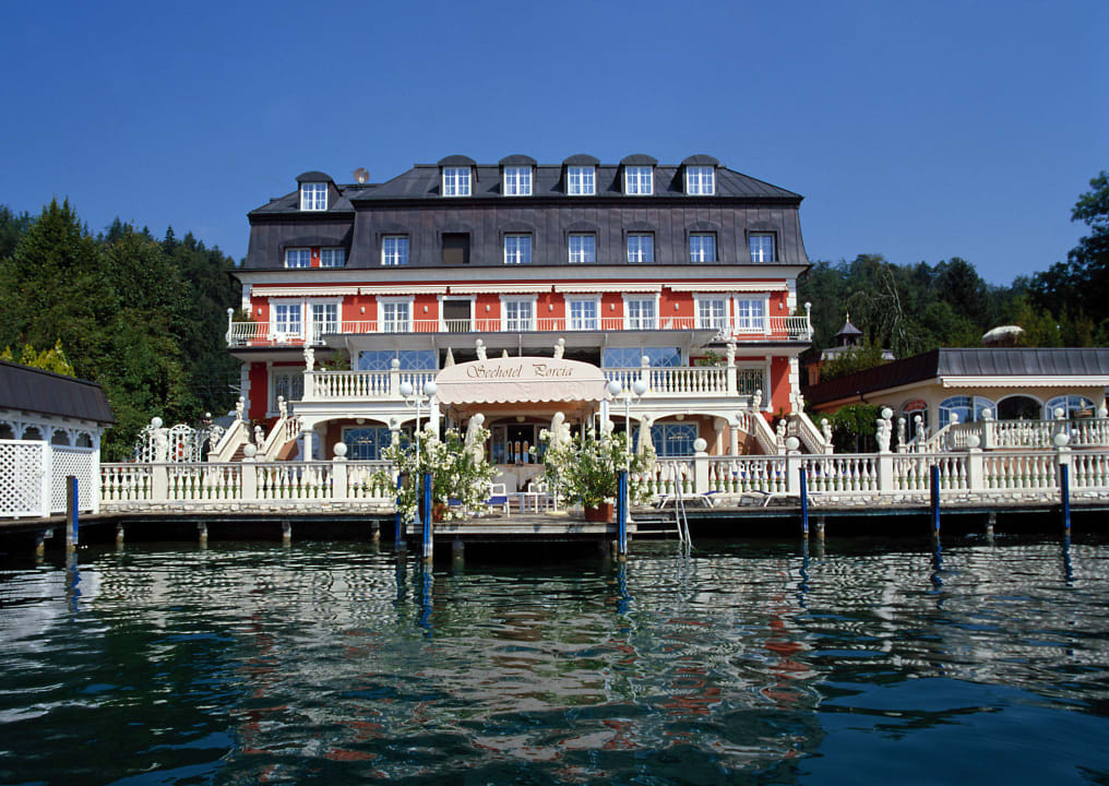 Seeseitige Ansicht des Hotels Seehotel Porcia