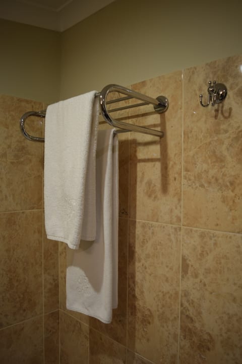 Handtuch-Ablage im Badezimmerr Hotel Reikartz Medievale Lvov