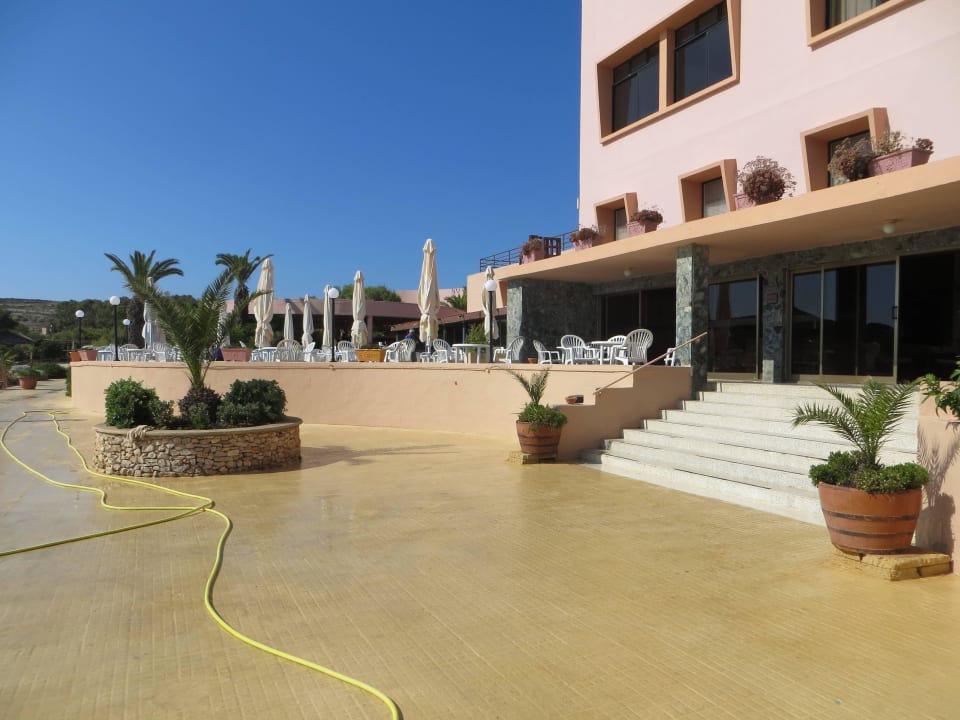 Weg vom Pool zum Restaurant Comino Hotel & Bungalows