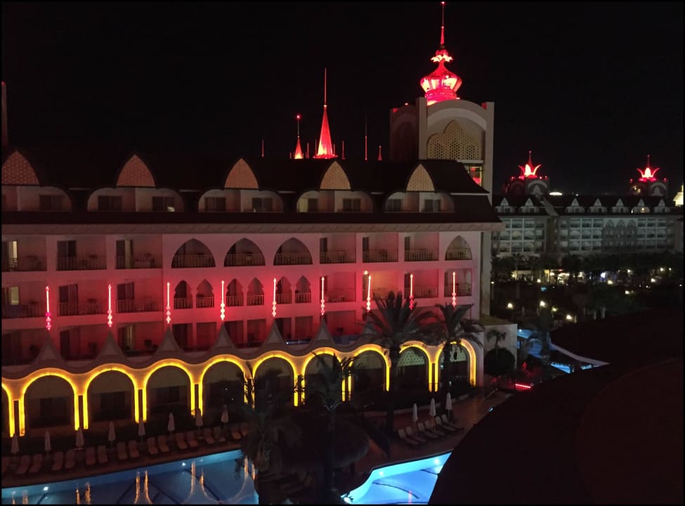 Tolle Optik bei Dunkelheit Well Palace Side