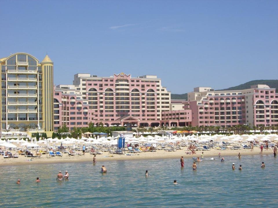 Blick auf das Hotel von der Seebrücke DIT Majestic Beach Resort