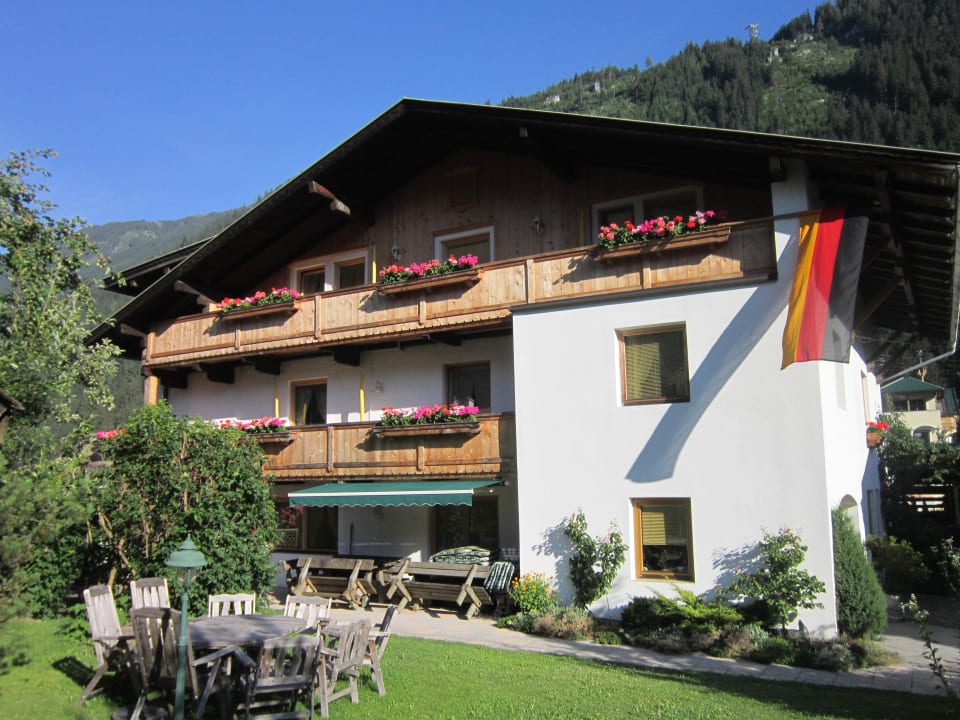 Das Haupthaus von der Seite Gästeheim Auwitsch