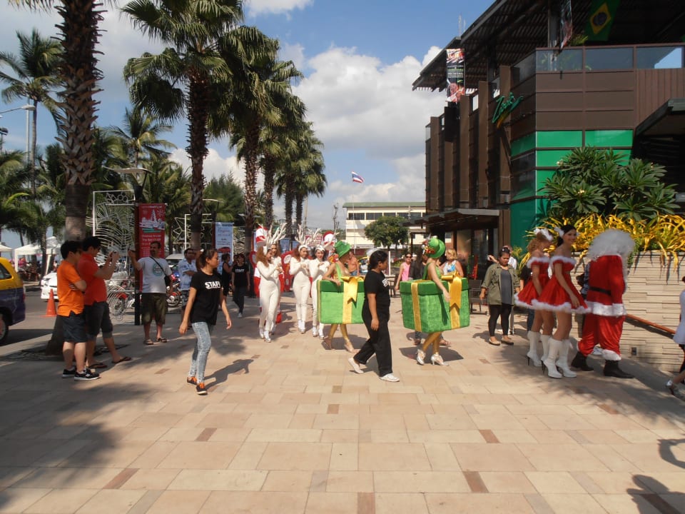 Weihnachtsmarsch vorm Hotel Hilton Pattaya