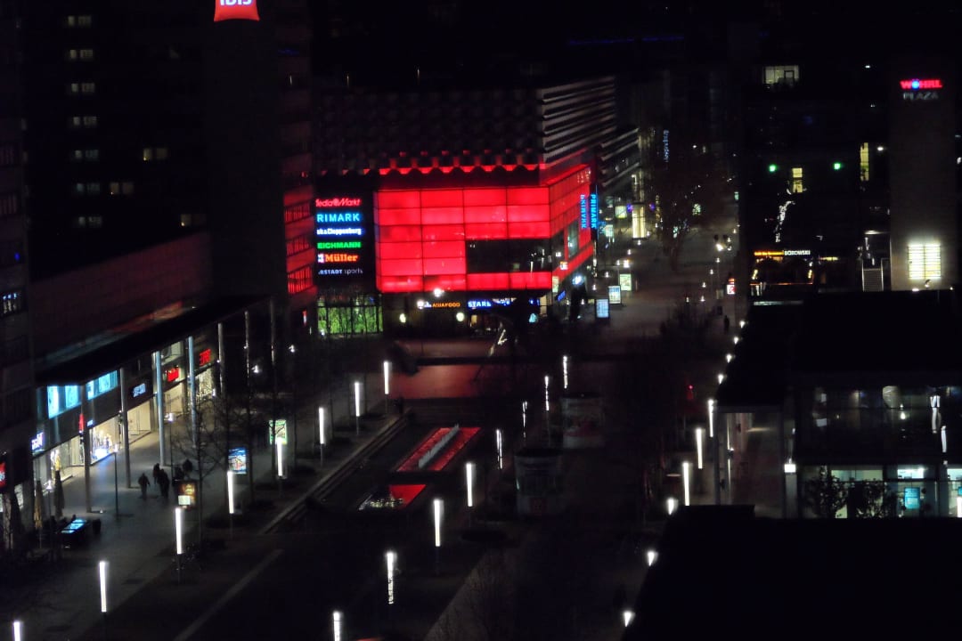 Blick bei Nacht in die Prager Straße Occidental Dresden Newa