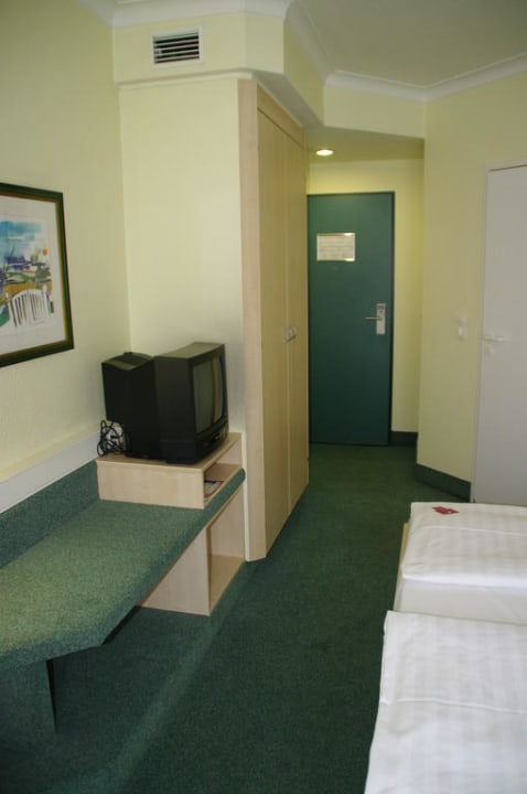 Standardzimmer mit Fernseher und Schrank IntercityHotel Hamburg-Altona