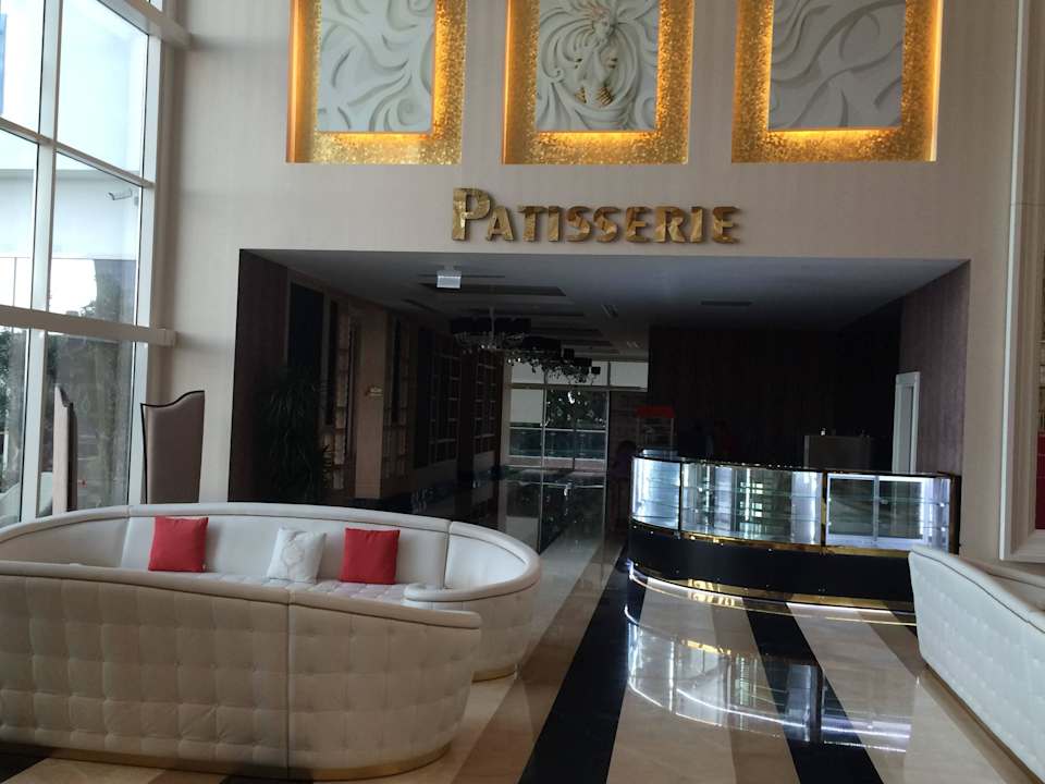 Lecker Kuchen Azura Deluxe Resort & Spa Hotel