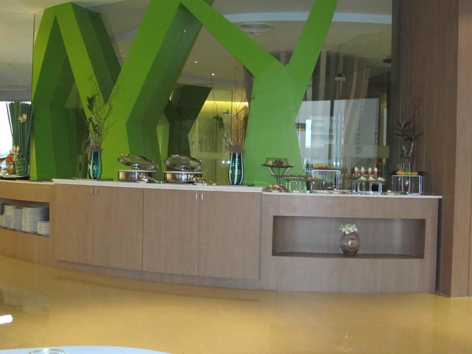 Häppchen in der Lounge Hilton Garden Inn Bangkok Silom