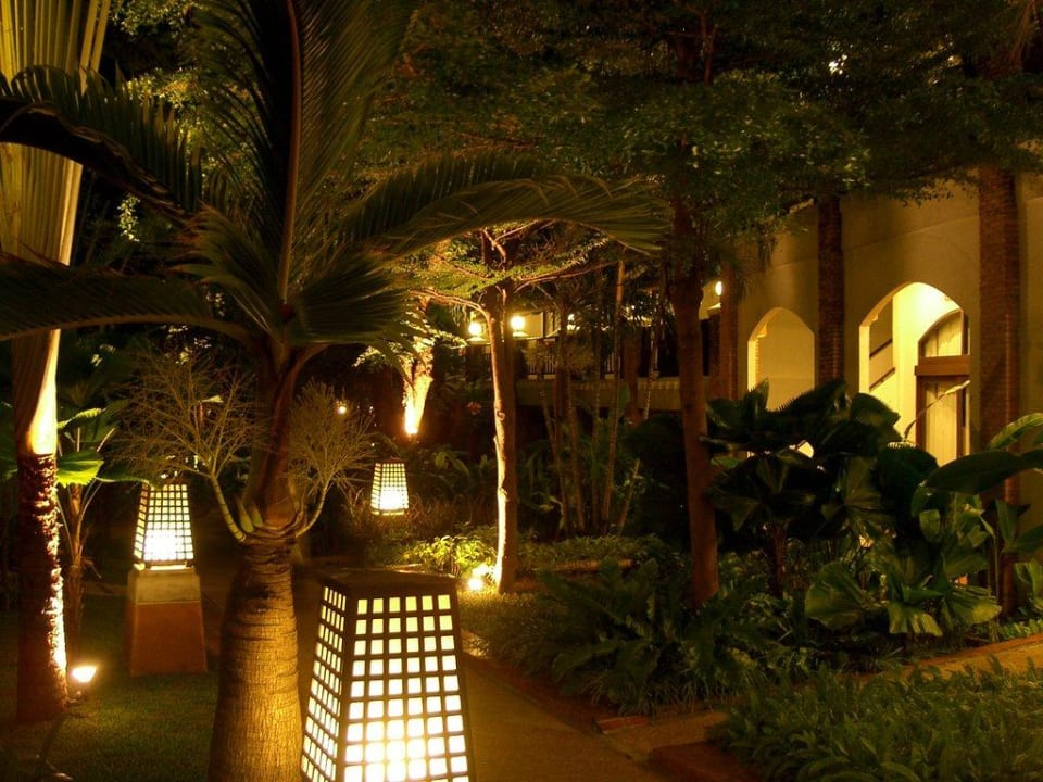 Hotelanlage bei Nacht Woodlands Hotel & Resort