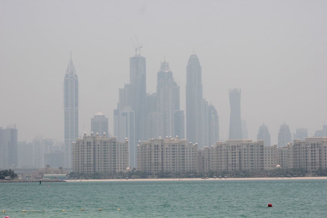 Ausblick auf die Skyline vom Strand aus Rixos The Palm Hotel & Suites