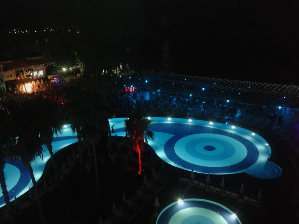 Вид ночью на бассейн Lonicera Resort & Spa Hotel
