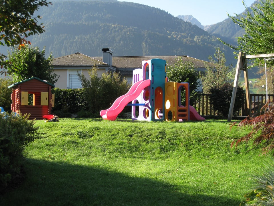 Spielplatz innerhalb der Gartenanlage Hotel Zimba