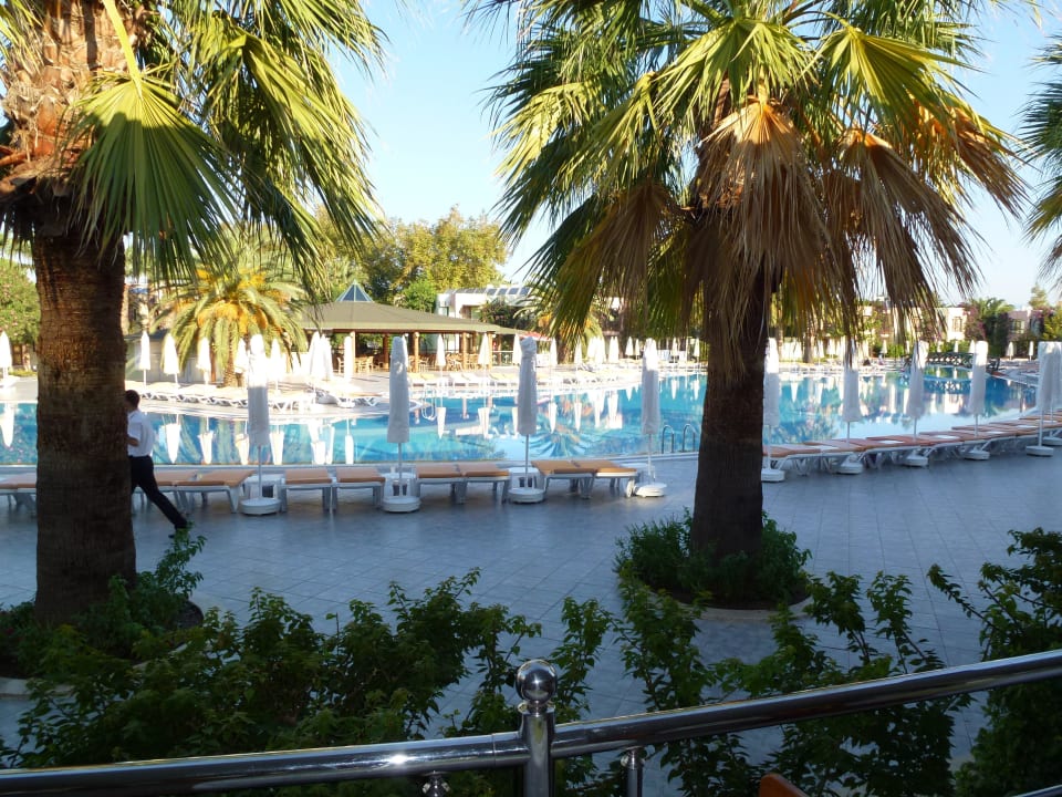 Großer Pool mit viel Liegen VONRESORT Golden Beach