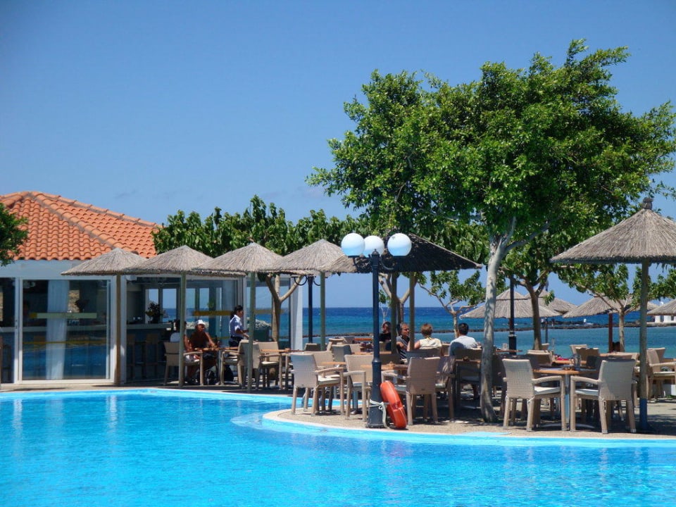Blick über den Pool zur Bar dahinter das Meer Hotel Corissia Princess