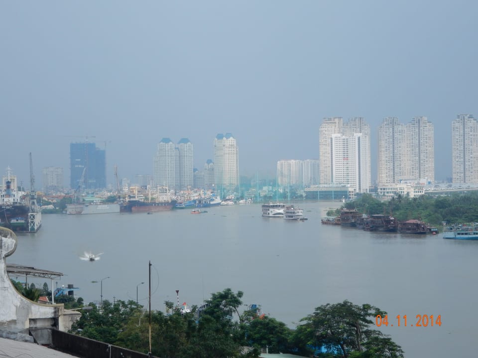 Dachterrasse: Ausblick über den Saigonfluss Hotel Majestic Saigon