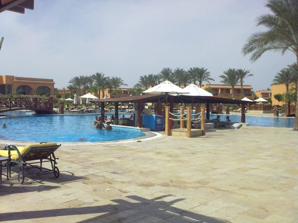 Widok na bar w basenie Jaz Grand Marsa