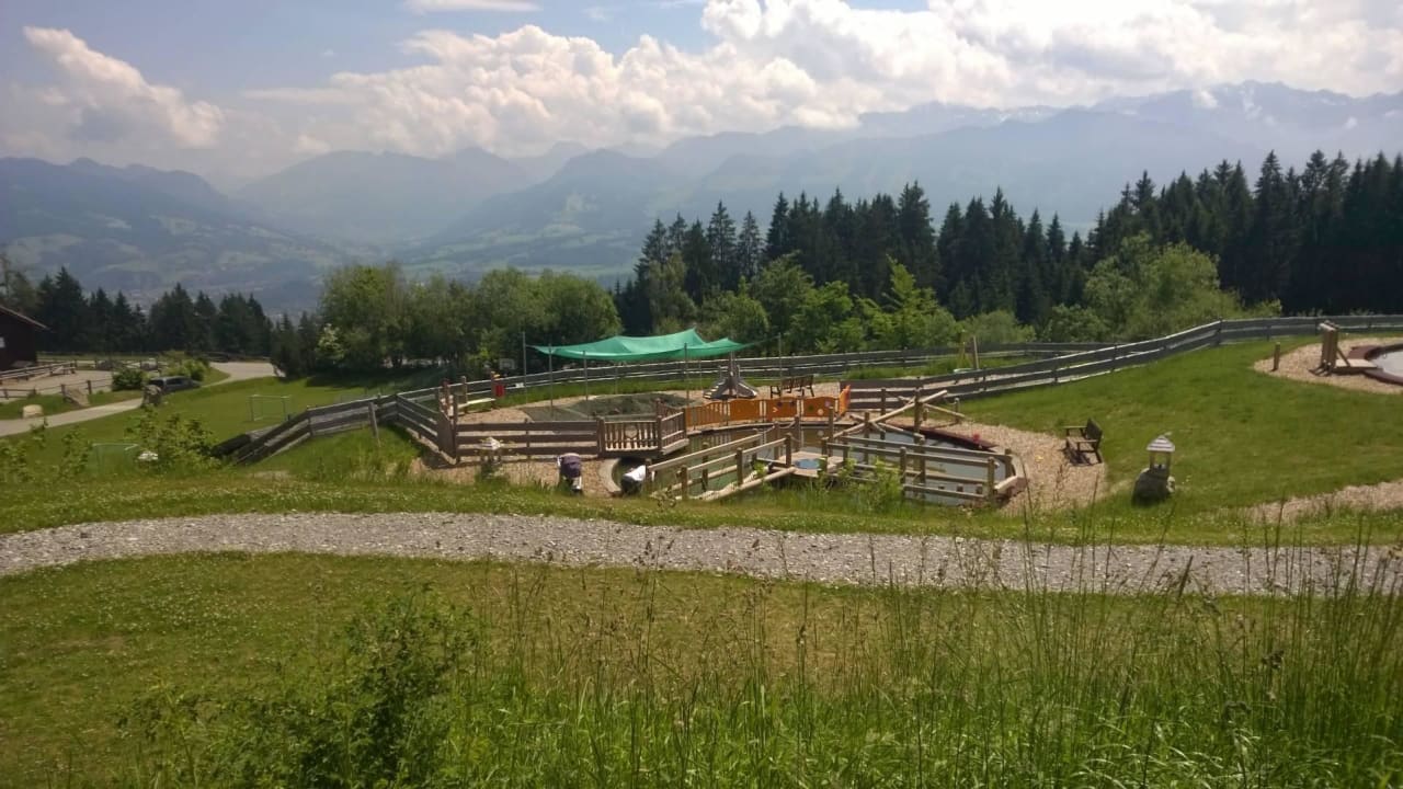 Großer Wasserspielplatz Familotel Allgäuer Berghof