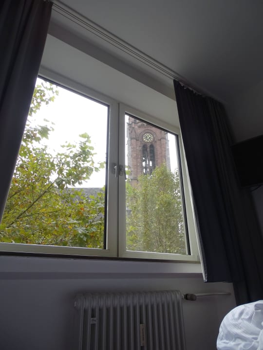 Nerviger Kirchenturm mit Glockengeläut Hotel Madeleine