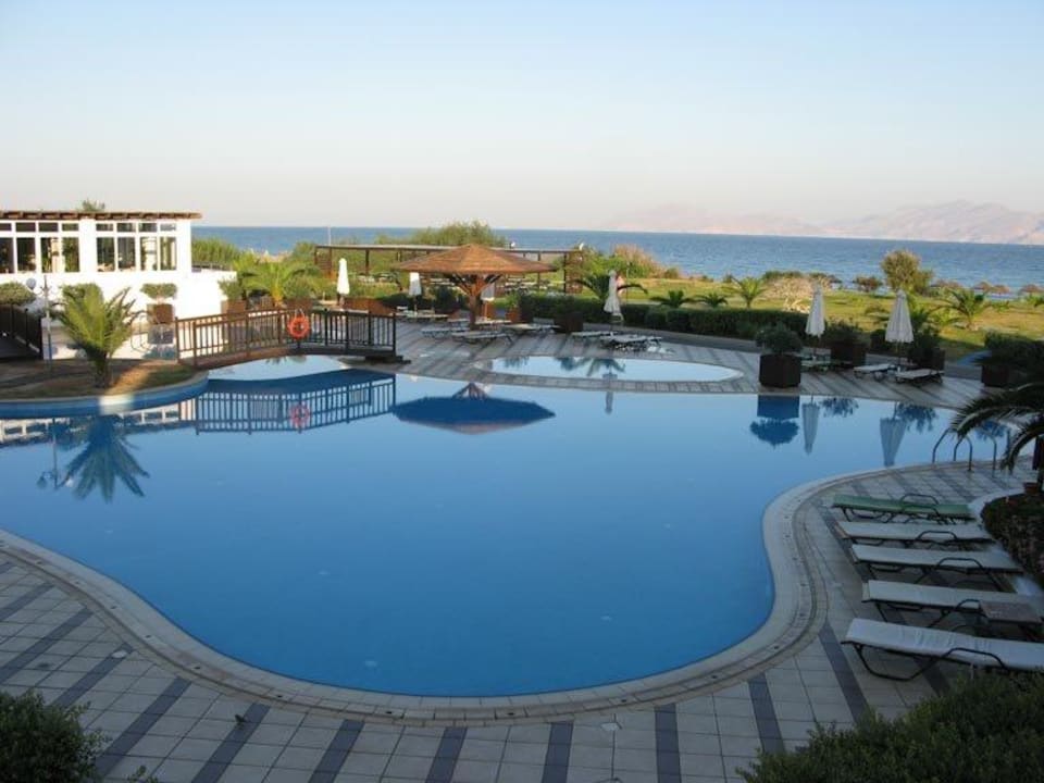 Unterer Pool mit Strandblick Atlantica Marmari Palace