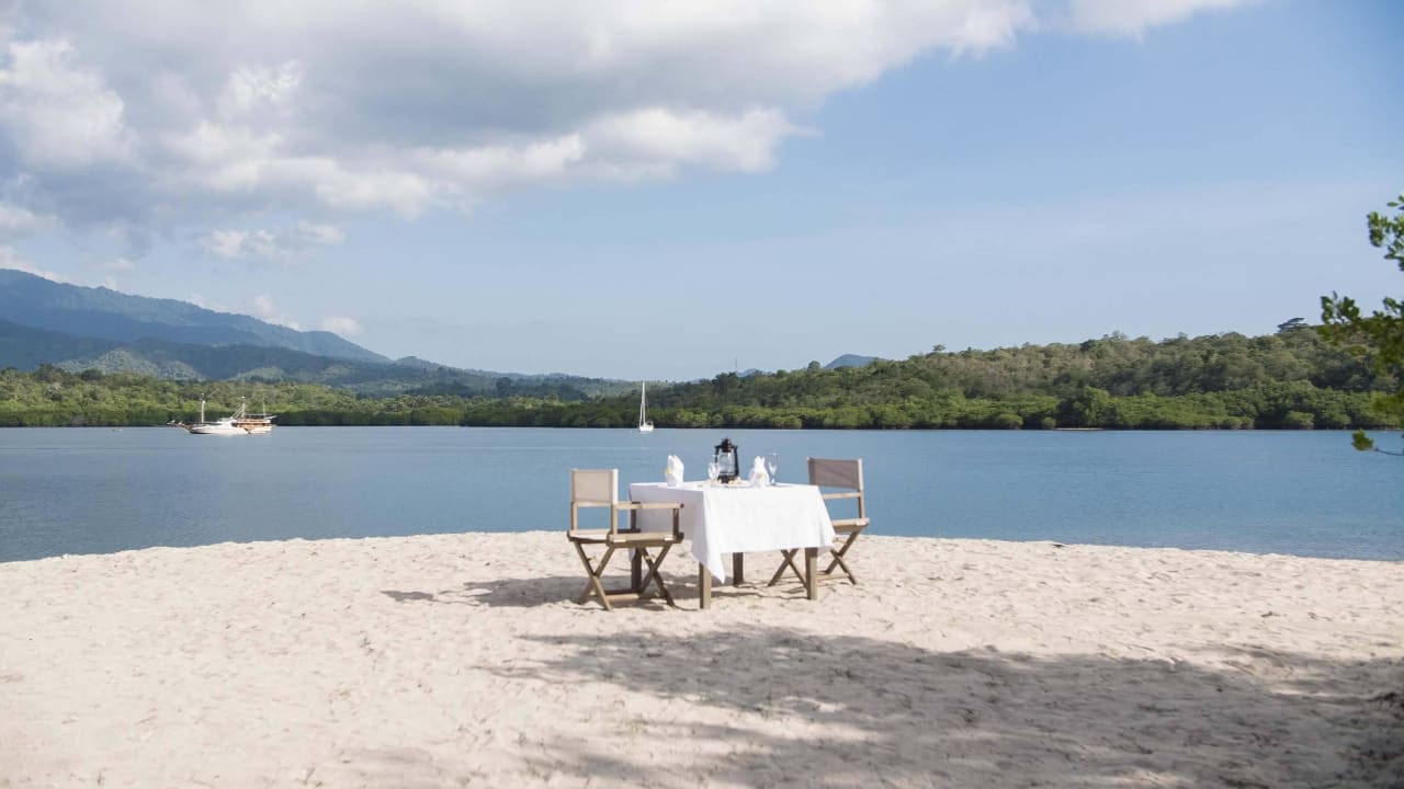 Pasir Putih Beach Menjangan Dynasty  Resort