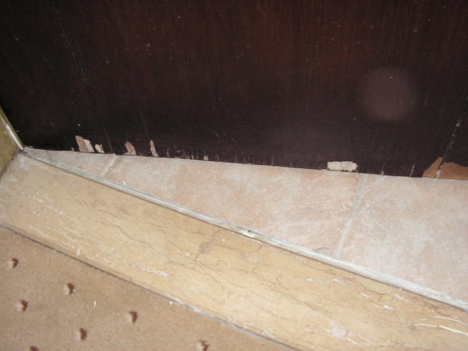 Badezimmertür und Schwelle Salamis Bay Conti Resort Hotel & Casino