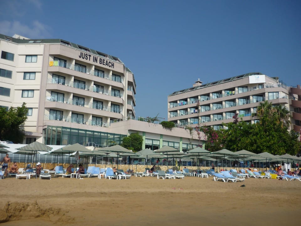 Vom Strand aus links Haus B und rechts Haus A Aska Hotel Just in Beach