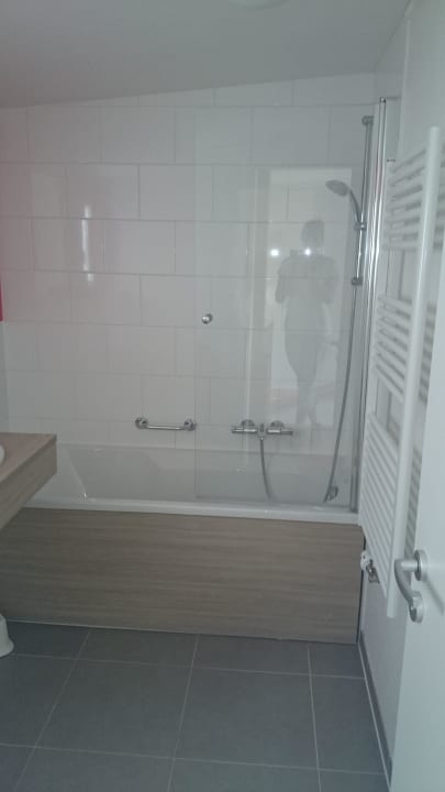 Bad mit Duschwanne und Toilette Center Parcs Park Bostalsee