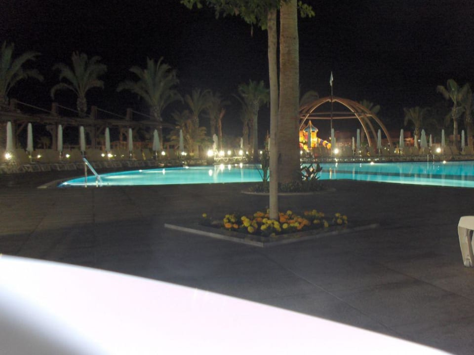 Pool bei Nacht Saphir Resort & Spa