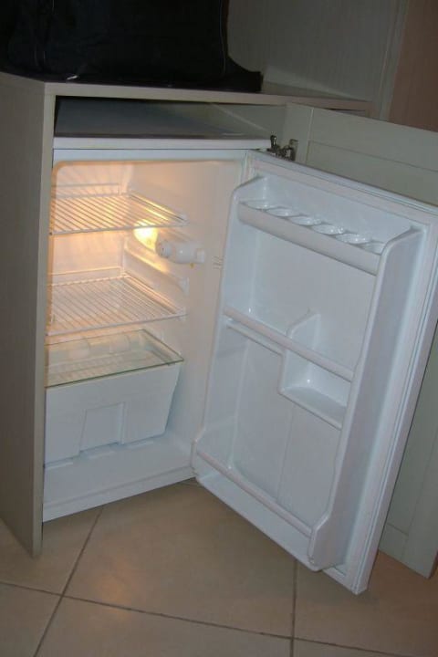 Wohnzimmer: Kühlschrank allsun App.-Hotel Albatros