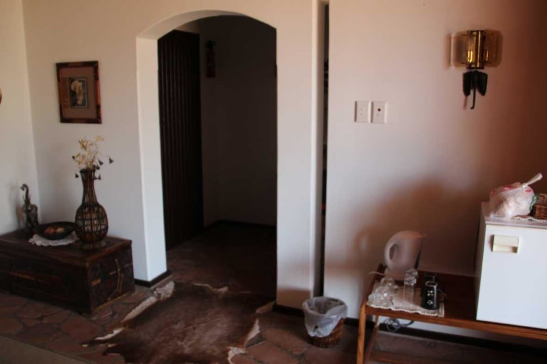 Wohnbereich mit Kühlschrank und Wasserkocher Wabi Game Lodge