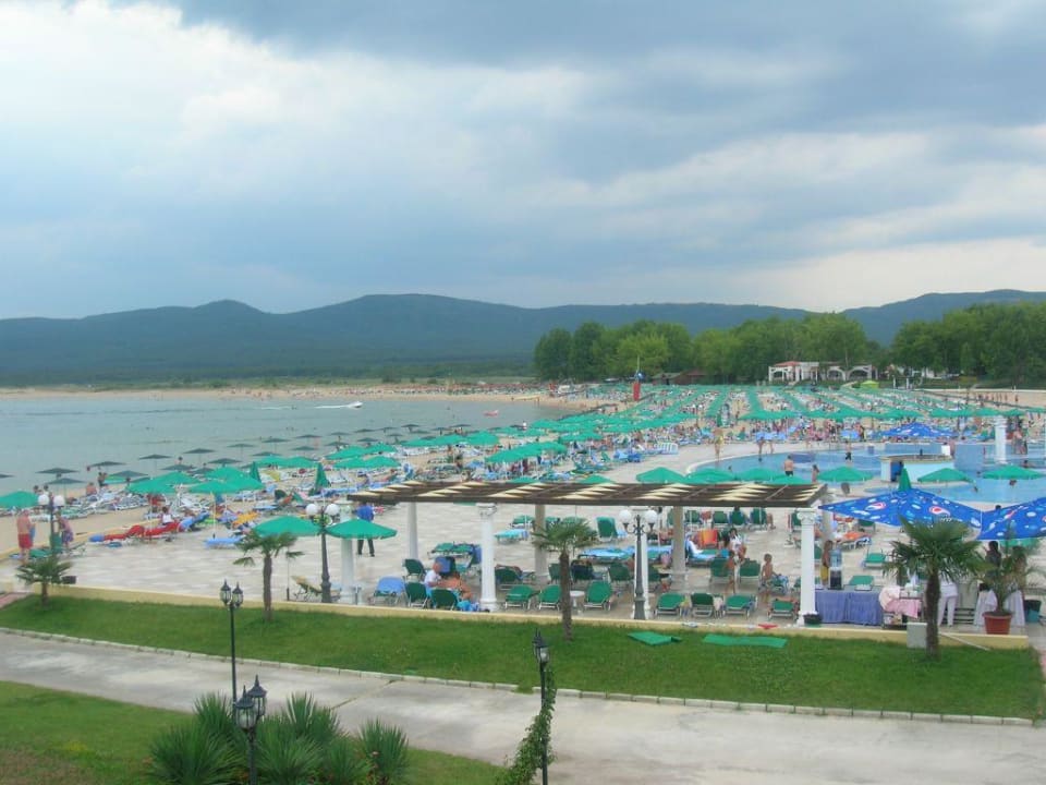 Blick auf Pool und Strand Duni Royal Holiday Village