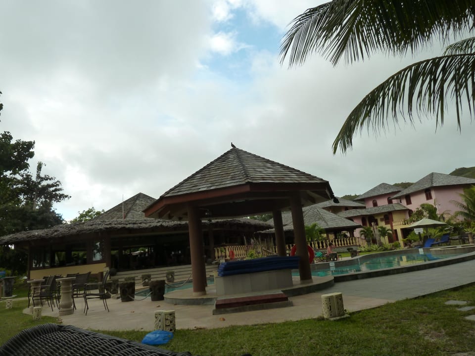 Pool und Restaurant im Hintergrund Castello Beach Hotel