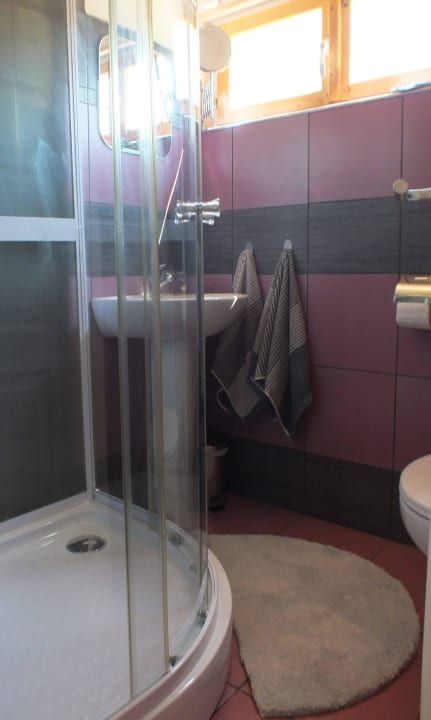 Komfortables Bad mit Dusche und WC Müllers Ferienhaus Gunaras