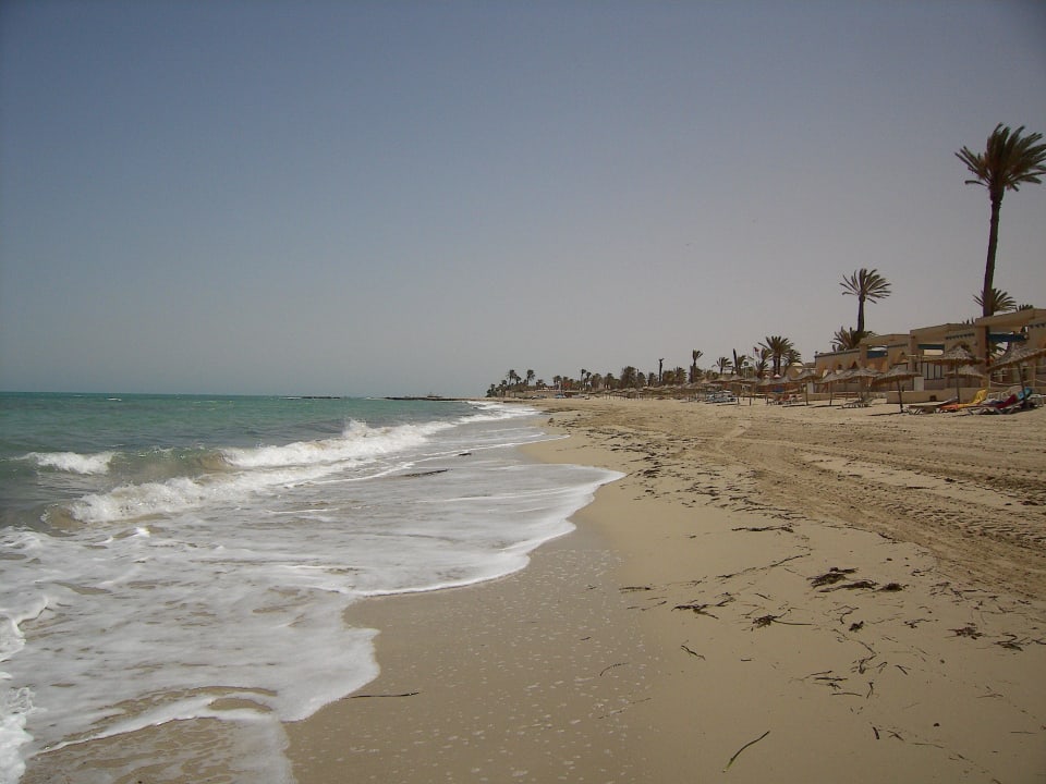 Rechts den Strand herunter Zita Beach Resort