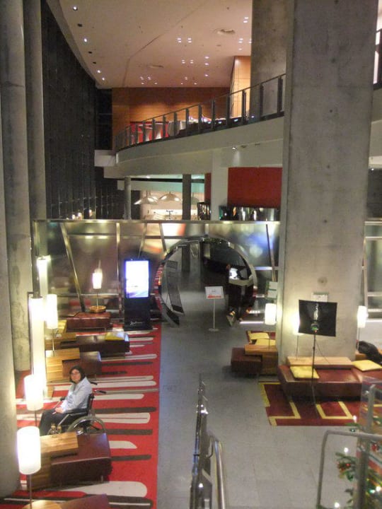 Blick in die Lobby zum Frühstücksraum Radisson Blu Hotel Frankfurt