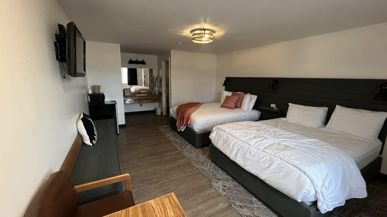 Zimmer Broken Spur Inn & Steakhouse